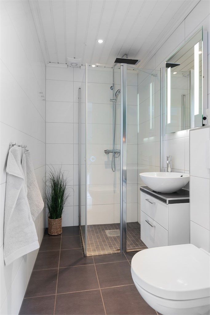 Badet i 1. etasje har flislagt gulv med elektriske varmekabler og dusjhjørne med regnfallsdusj.