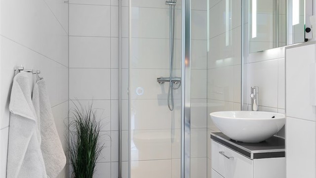 Badet i 1. etasje har flislagt gulv med elektriske varmekabler og dusjhjørne med regnfallsdusj.