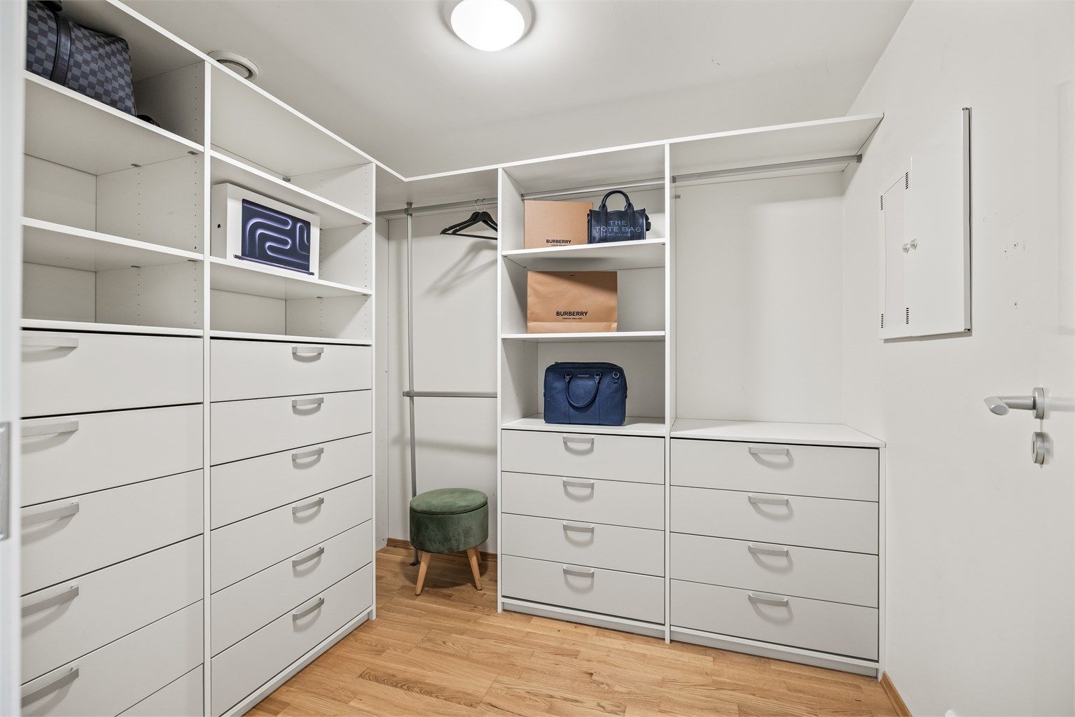 I underetasjen er en bod innredet som et praktisk walk-in closet med rikelig garderobeplass.