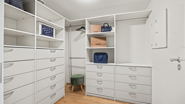 I underetasjen er en bod innredet som et praktisk walk-in closet med rikelig garderobeplass.