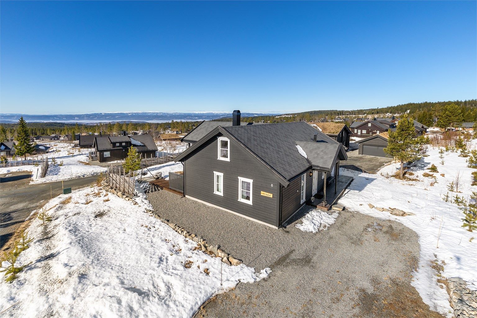 På tomta er det flere biloppstillingsplasser.