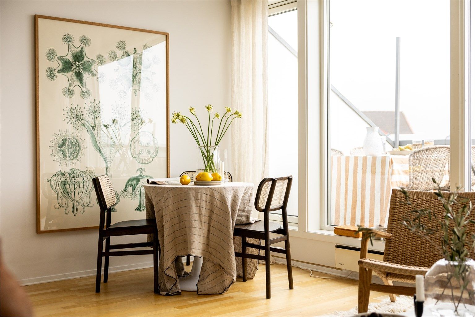 Her er det god plass til spisebord med plass til gjester. 