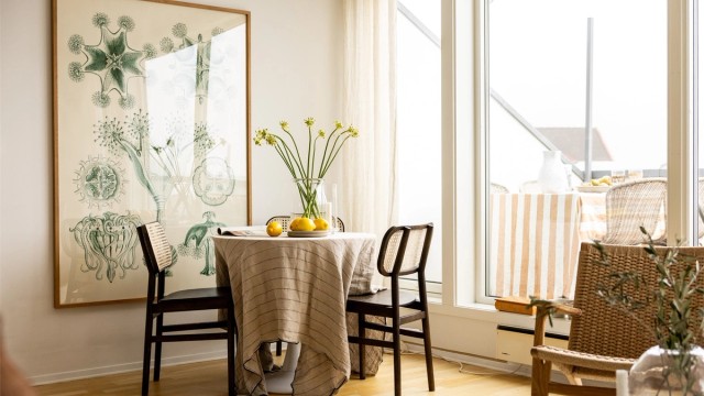 Her er det god plass til spisebord med plass til gjester.