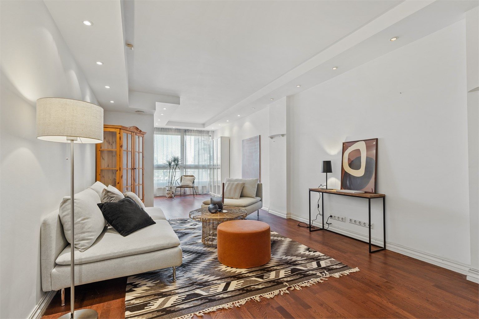 Lys og romslig stue med god plass til sittegruppe og TV-område.