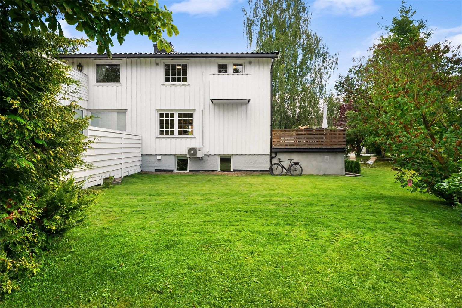 Boligen har nydelige uteplasser, perfekt for lek og moro