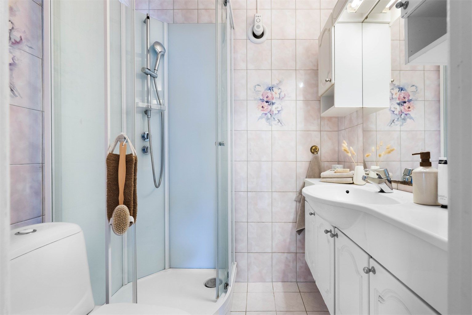 Badet er utstyrt med dusjkabinett, wc, servantinnredning og gulvvarme.