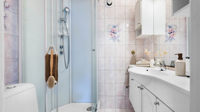Badet er utstyrt med dusjkabinett, wc, servantinnredning og gulvvarme.