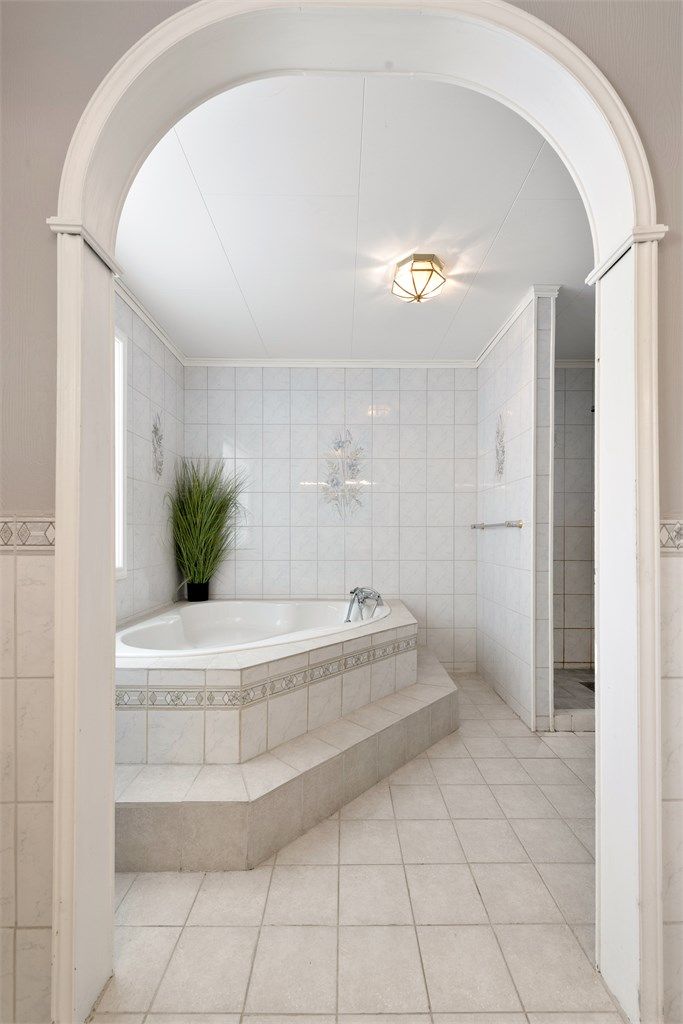 På badet rammer buen inn sonen med badekar og dusj, og gir rommet særpreg