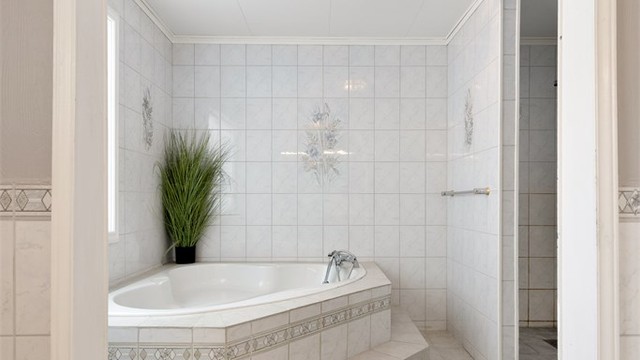 På badet rammer buen inn sonen med badekar og dusj, og gir rommet særpreg