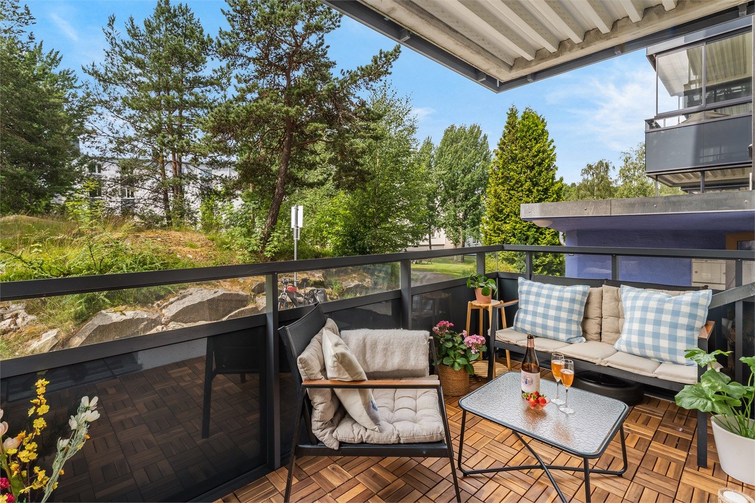 Velkommen til Libakkveien 6B og denne innholdsrike og romslige 3-roms selveieren med flott beliggenhet intern i sameiet. Presentert av Christoffer S. Akerjordet og Krogsveen Nordstrand