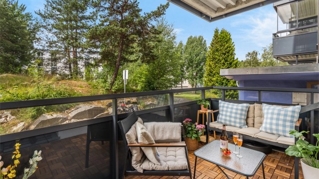 Velkommen til Libakkveien 6B og denne innholdsrike og romslige 3-roms selveieren med flott beliggenhet intern i sameiet. Presentert av Christoffer S. Akerjordet og Krogsveen Nordstrand