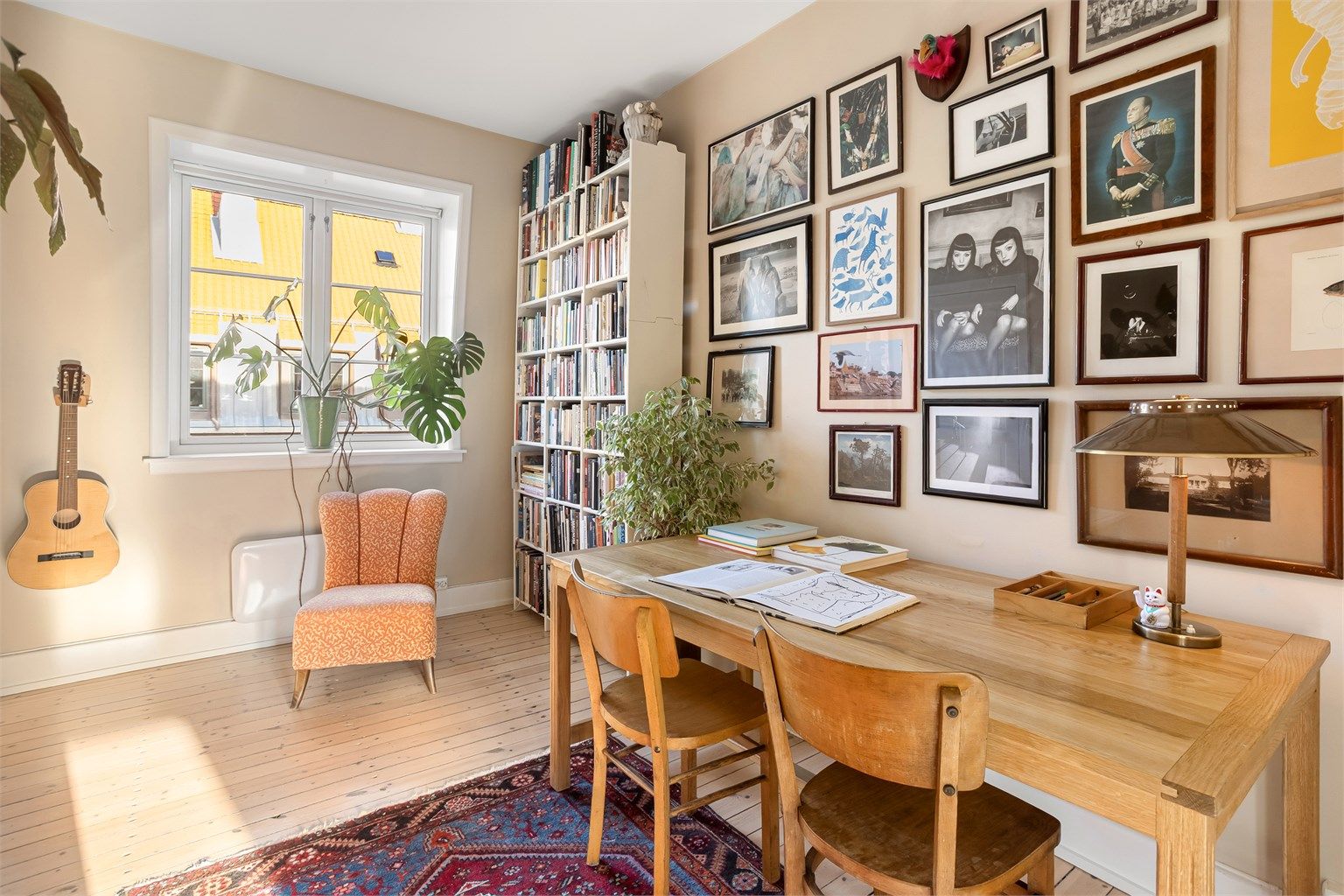 Rommet har god størrelse og egner seg også godt som soverom, spisestue eller en ekstra stue