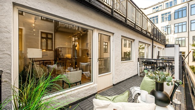 Store vindusflater med trekarmer og tolags glass sørger for rikelig med naturlig lys og bidrar til en luftig romfølelse.