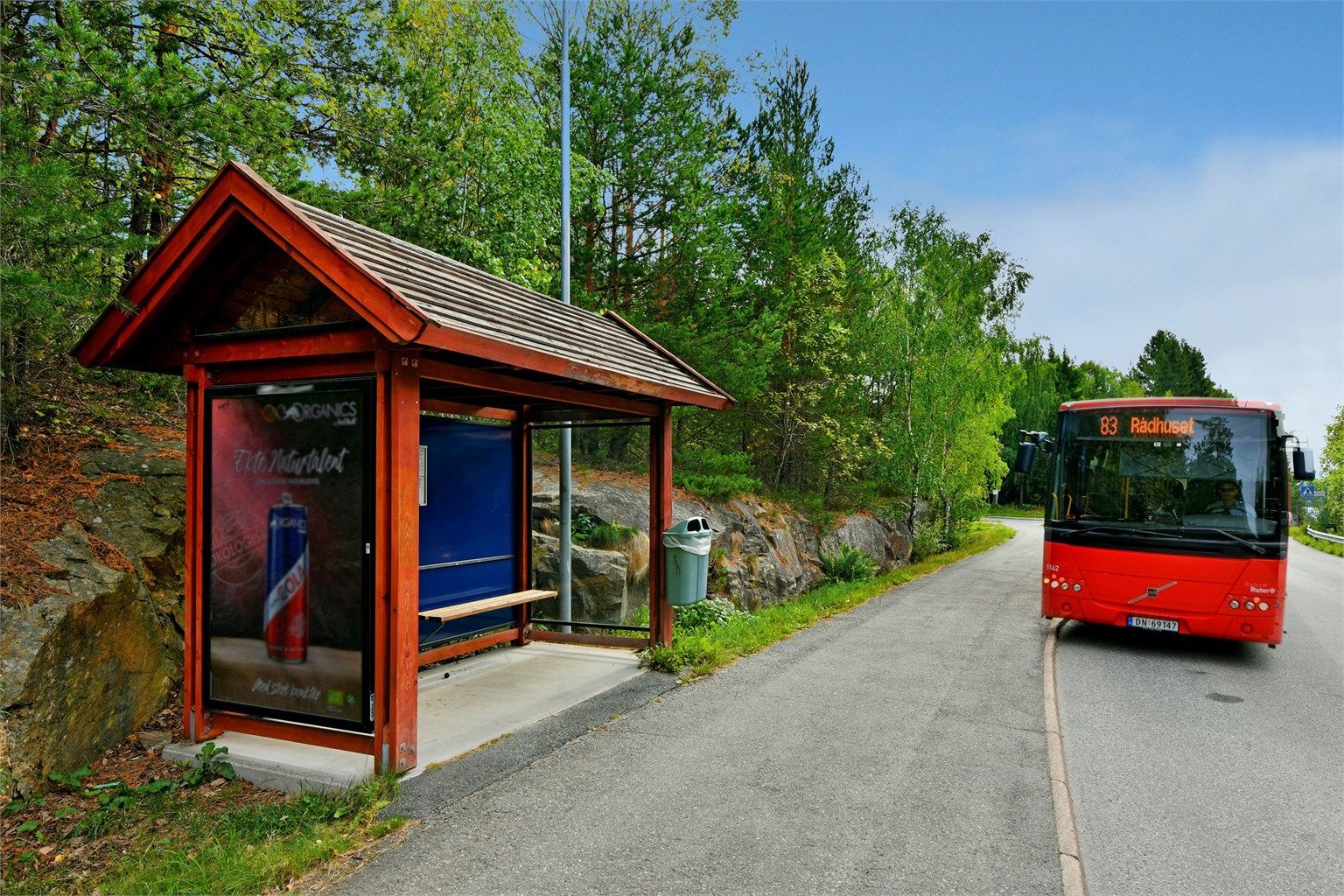 Rett ved bussholdeplass med hyppige avganger til Oslo (kun ca 20 min til Bjørvika) - 15-20 min med bil til Oslo