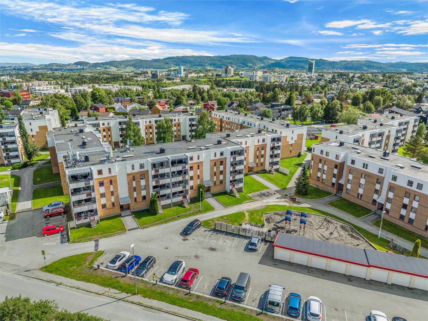 Fra eiendommen er det gangavstand til blant annet dagligvare, apotek, treningssenter og Saupstad senter. StorM og Tillertorget ligger også kun få minutters kjøring unna for et bredere utvalg av butikker og servicetilbud.