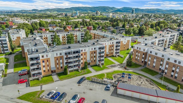 Fra eiendommen er det gangavstand til blant annet dagligvare, apotek, treningssenter og Saupstad senter. StorM og Tillertorget ligger også kun få minutters kjøring unna for et bredere utvalg av butikker og servicetilbud.