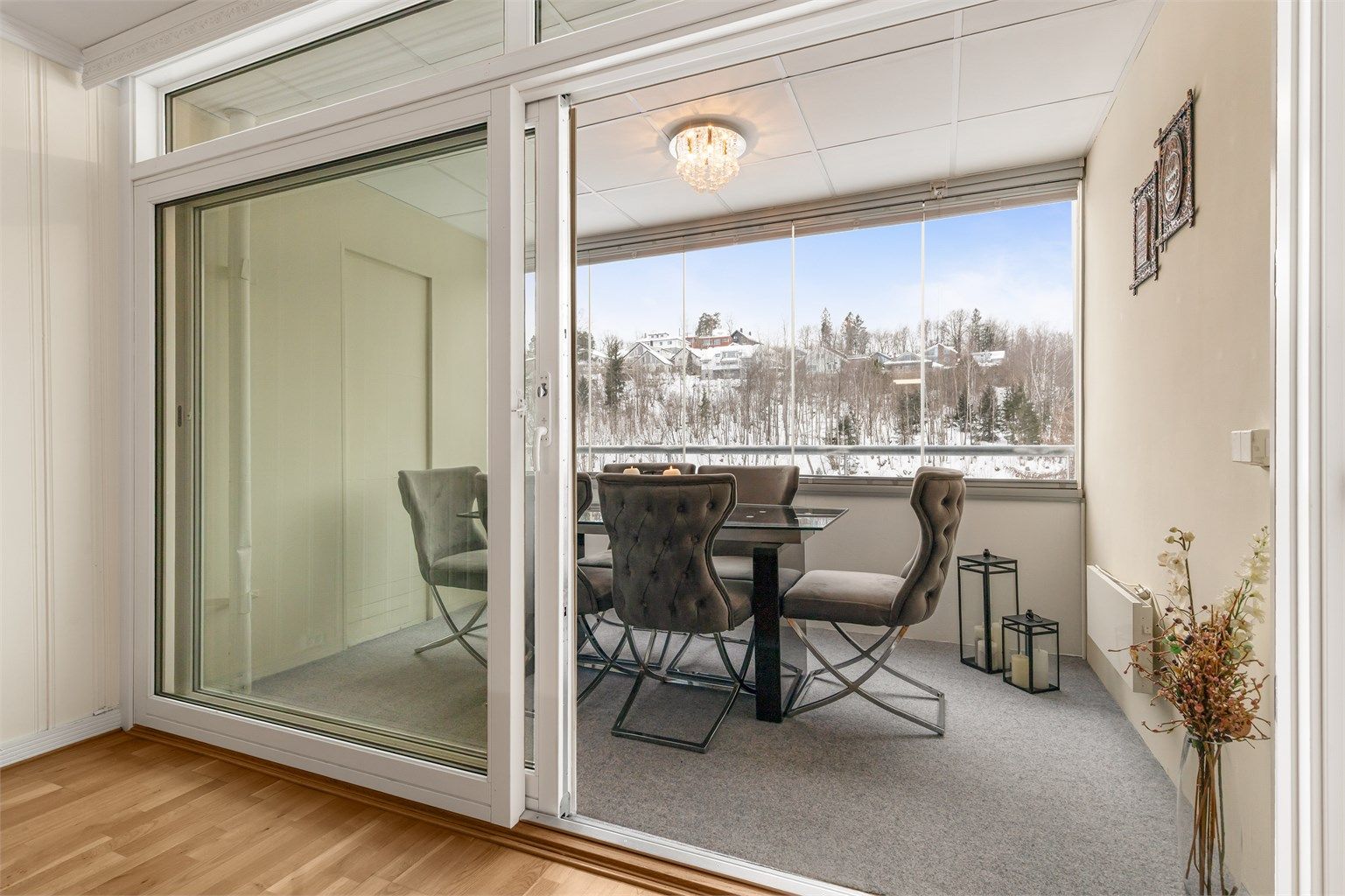 Skyvedøren i glass åpner opp og knytter stuen og balkongen sammen.