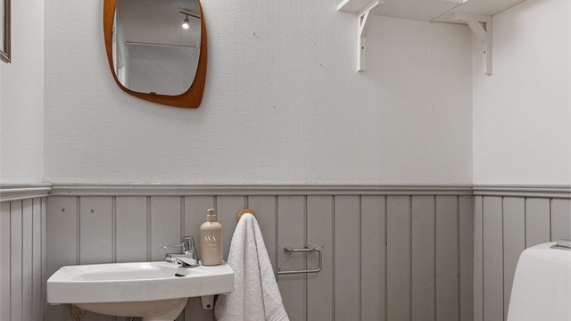 Separat toalettrom, praktisk ved lek i hagen eller ved hagefest
