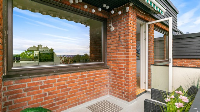 Det er installert elektrisk markise på balkongen. De store vindusflatene slipper inn rikelig med lys