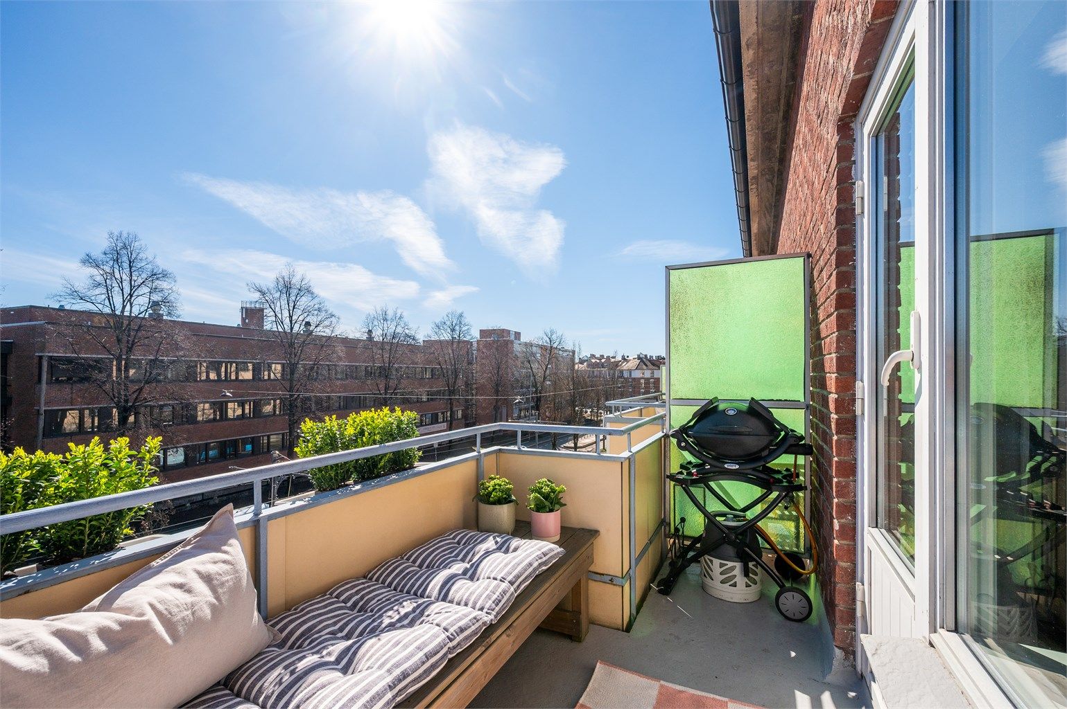 Den østvendte balkongen på ca. 4 m² er en hyggelig forlengelse av stuen, med plass til en sittegruppe.