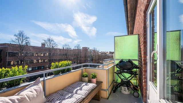 Den østvendte balkongen på ca. 4 m² er en hyggelig forlengelse av stuen, med plass til en sittegruppe.