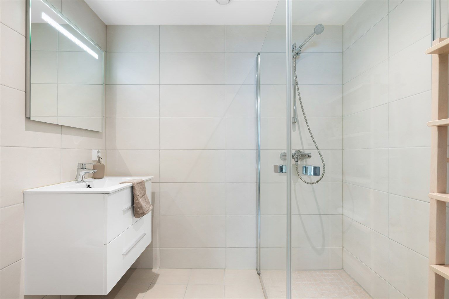 Lys innredning med tidløse materialvalg