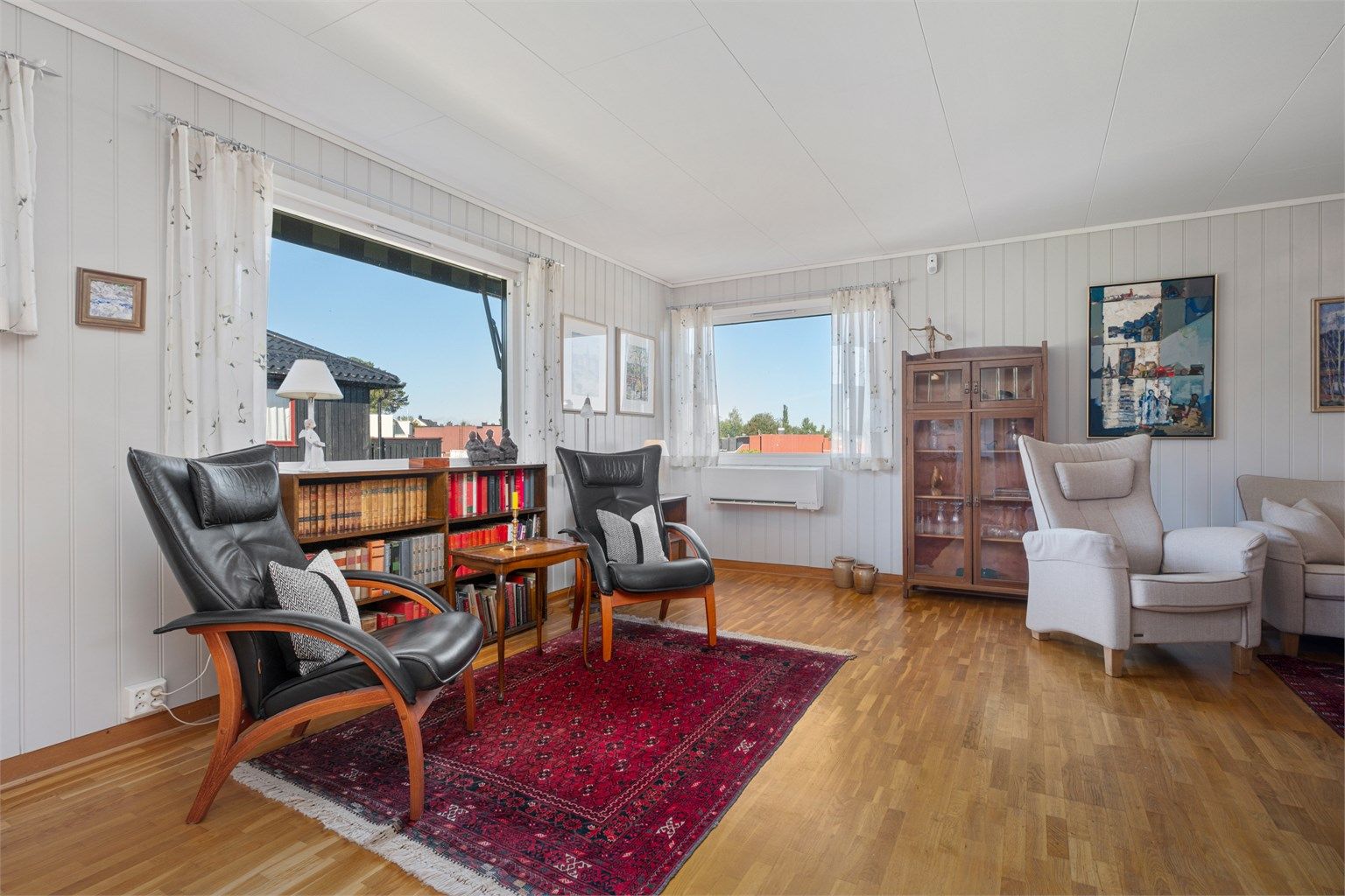 Boligen er oppvarmet med varmepumpe og elektrisitet. Huset har pipe og mulighet for å sette inn vedovn.