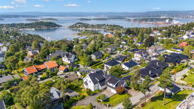 Flott beliggenhet i et trafikkskjermet og barnevennlig villaområde. Eiendommen ligger solrikt og høyt med nydelig fjordutsikt mot vest. Fra eiendommen er det kort vei til bl.a. fritidstilbud, Kastellet skole, kollektivtransport og servicetilbud