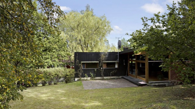 Atriumhus/kjedet enebolig i grønne omgivelser med stor og skjermet bakhage.