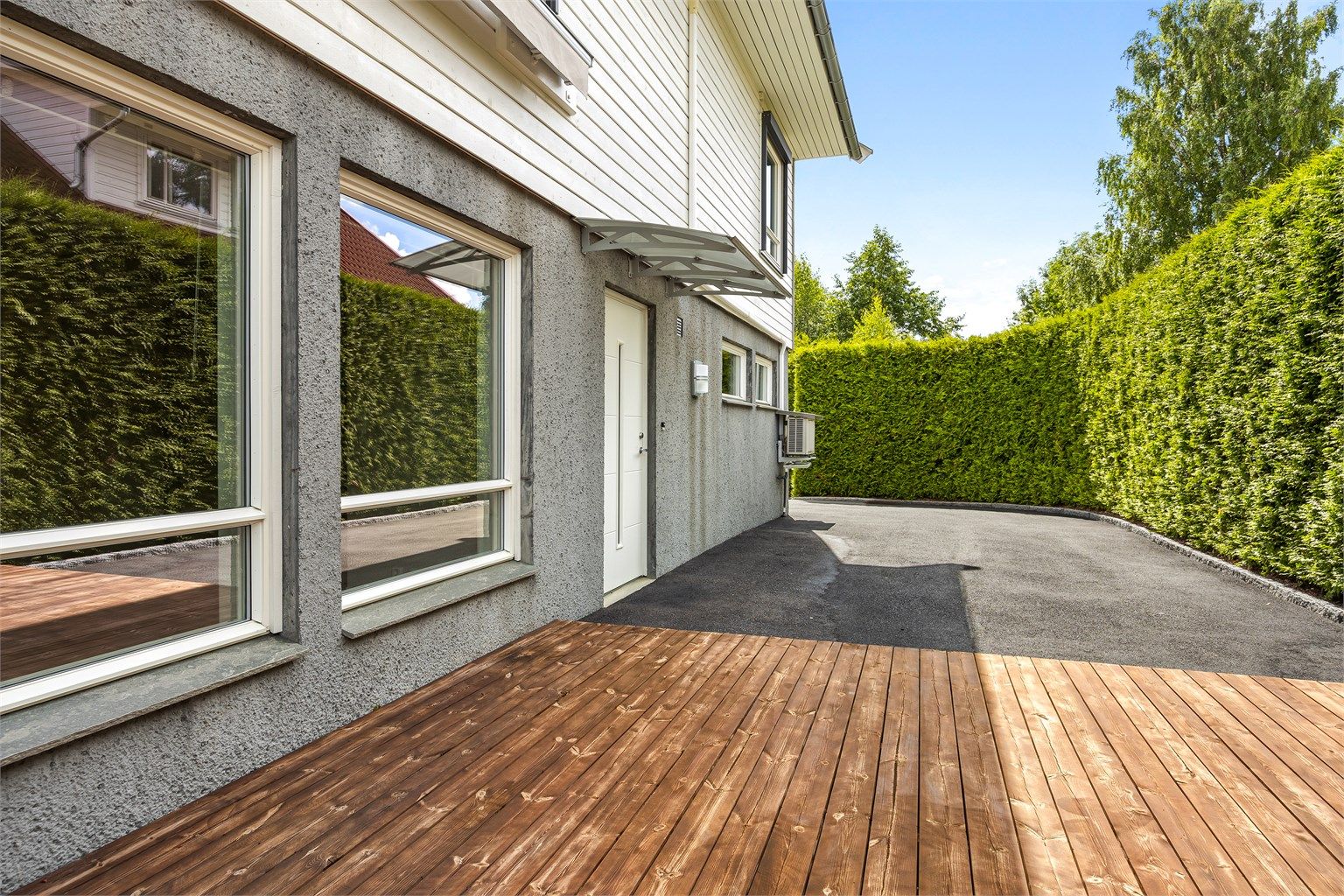 Egen inngang til hybelen i underetasjen, med tilhørende lun terrasse på 20 kvm.