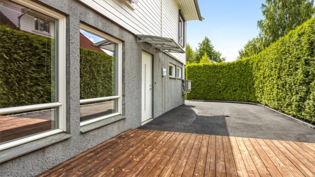 Egen inngang til hybelen i underetasjen, med tilhørende lun terrasse på 20 kvm.