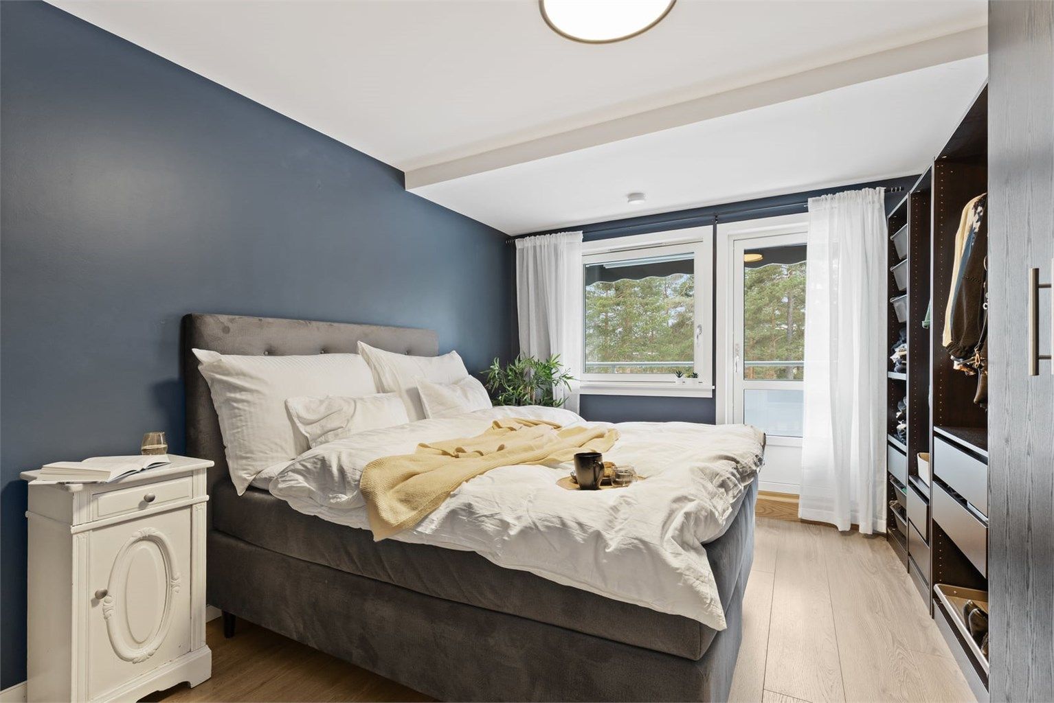 Hovedsoverommet er av god størrelse med plass til dobbeltseng og tilhørende nattbord.