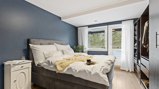 Hovedsoverommet er av god størrelse med plass til dobbeltseng og tilhørende nattbord.