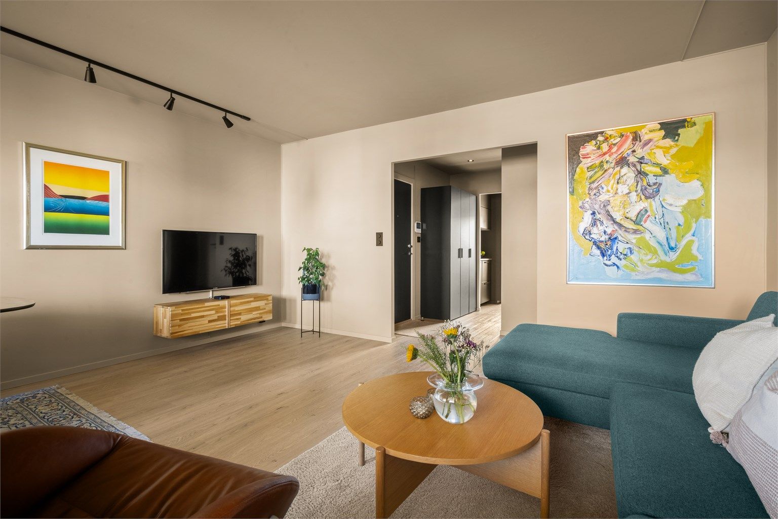 Leiligheten ble vesentlig oppgradert i 2021 med bl.a. nytt gulv, listfrie tak og nytt elektrisk anlegg.