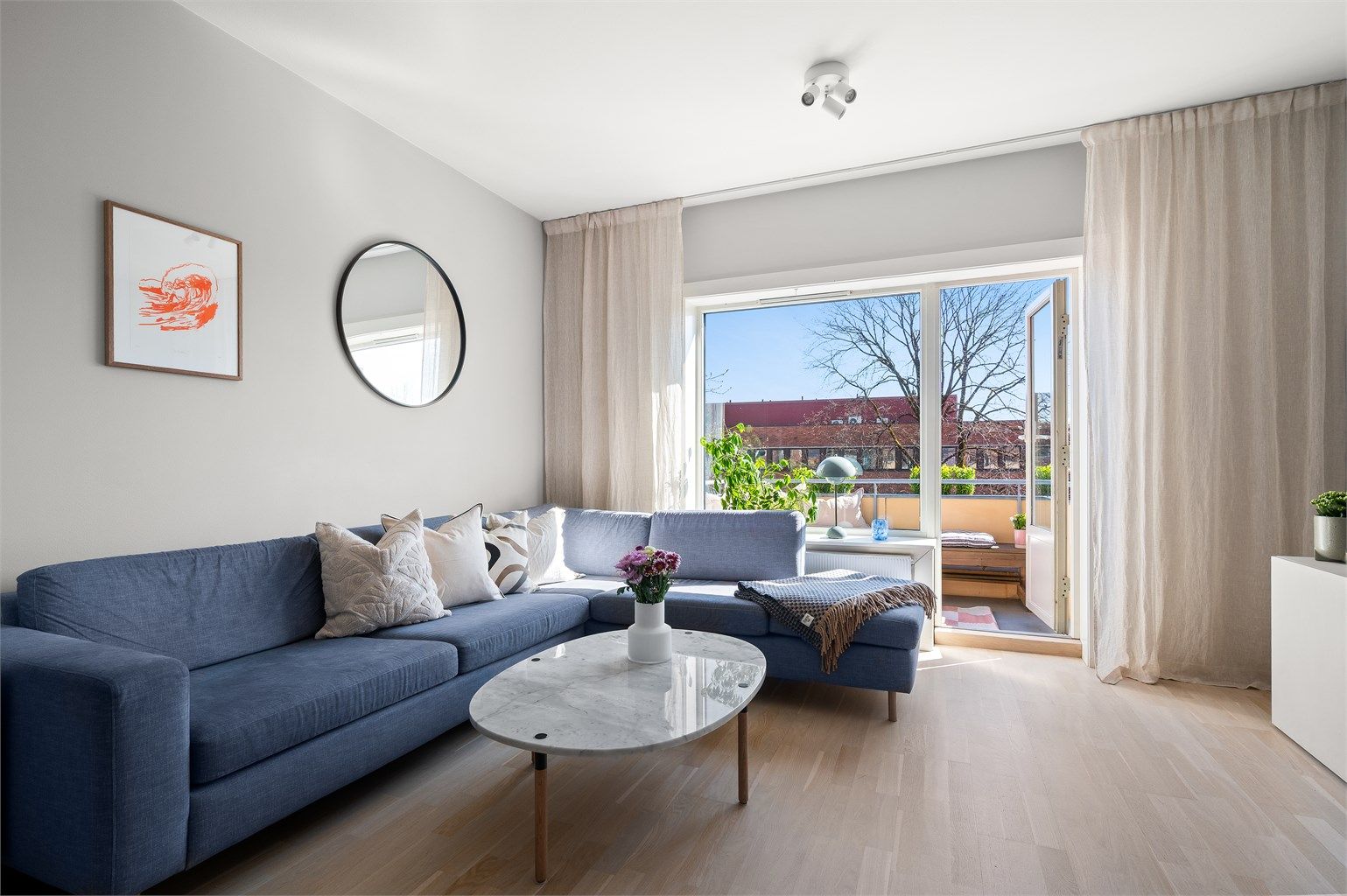 Store vindusflater og utgang til balkong gir rikelig med naturlig lys.