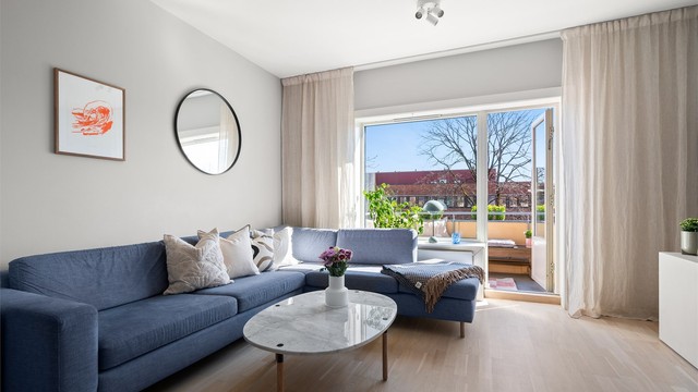 Store vindusflater og utgang til balkong gir rikelig med naturlig lys.