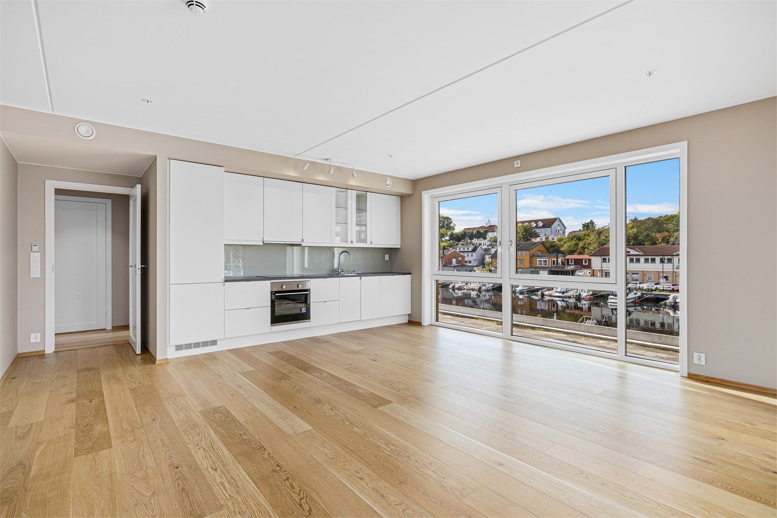 Kjøkkenet strekker seg langs hele veggen med god skapplass.