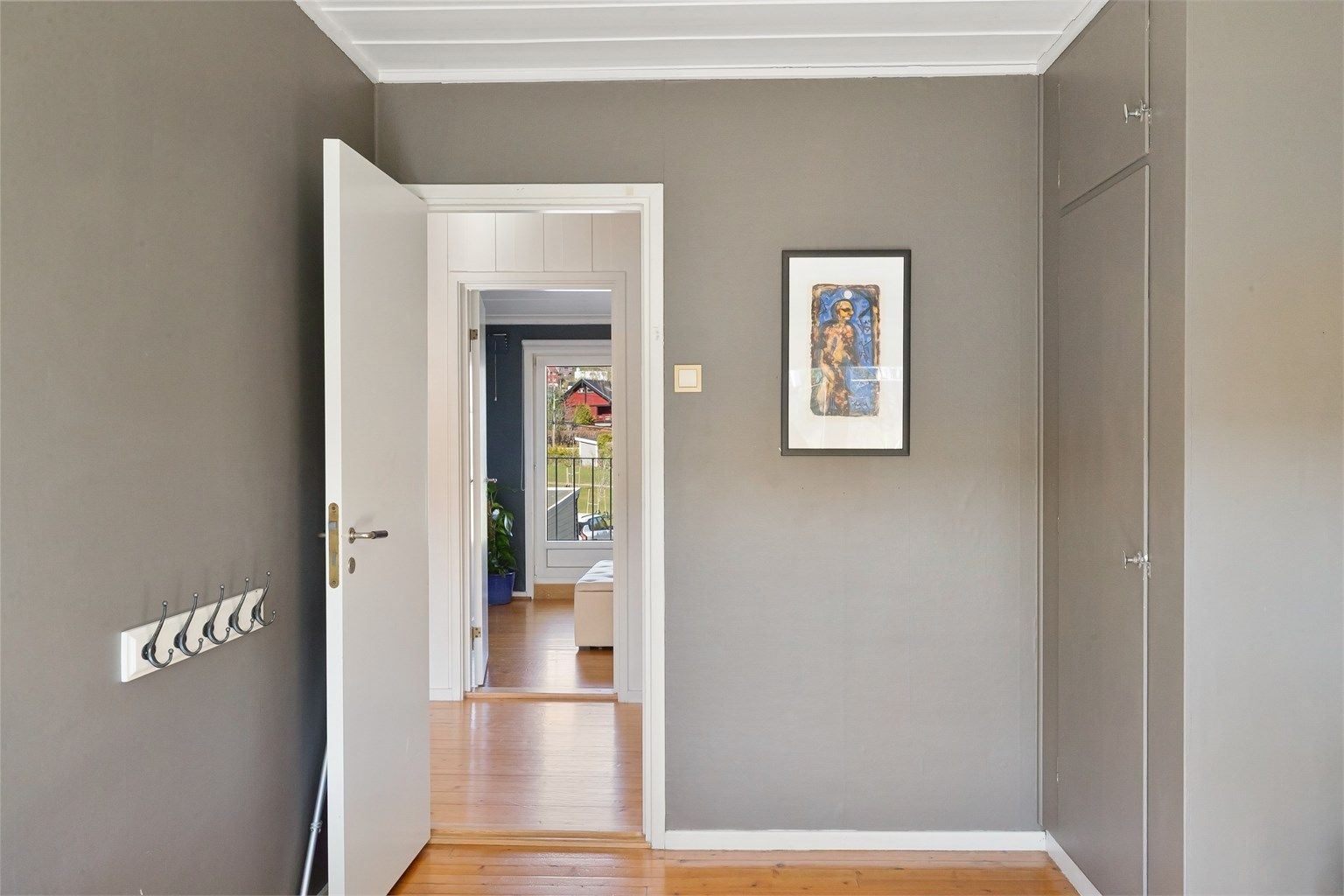 Fra gangen i andre etasje er det inngang til alle de tre soverommene.