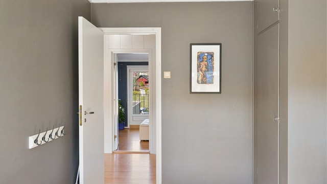 Fra gangen i andre etasje er det inngang til alle de tre soverommene.