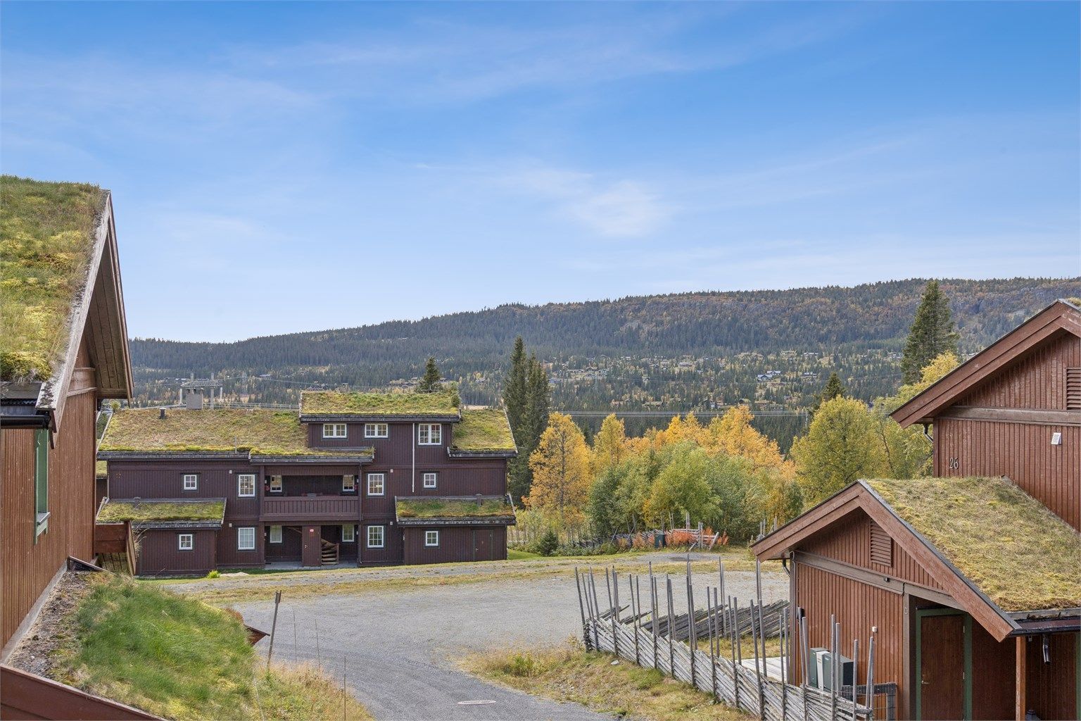 Området er omgitt av vakker natur, turterreng og langrennsspor like i nærheten.