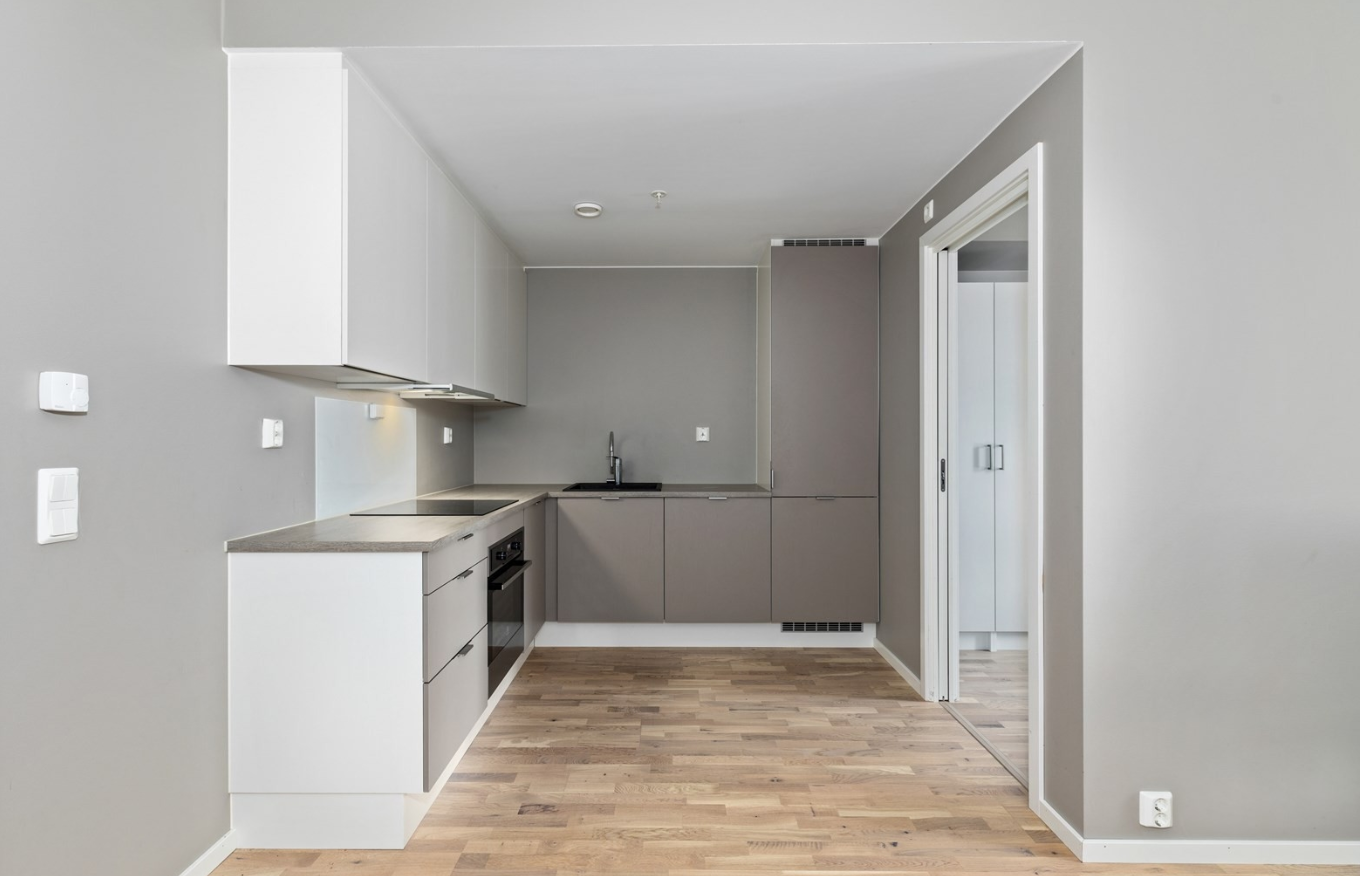 På kjøkkenet medfølger det koketopp, ovn, oppvaskmaskin og kjøleskap/frys.