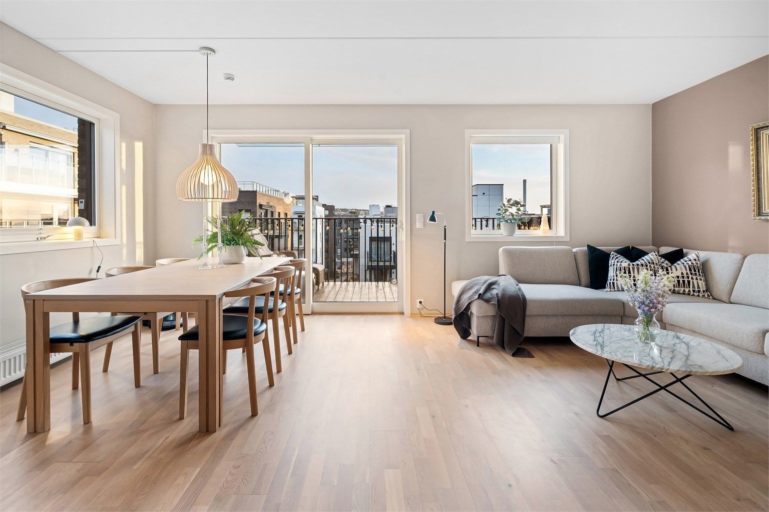 En lys toppleilighet med store vindusflater gir leiligheten et luftig særpreg. 