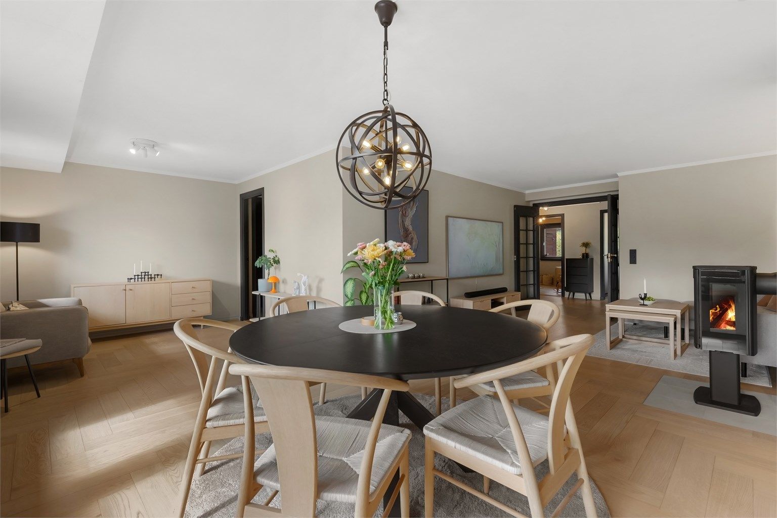 Lys og gjennomgående med både vestvendt terrasse 23 m² og nordøstvendt balkong 7 m² som gir solforhold fra tidlig morgen til sen kveld