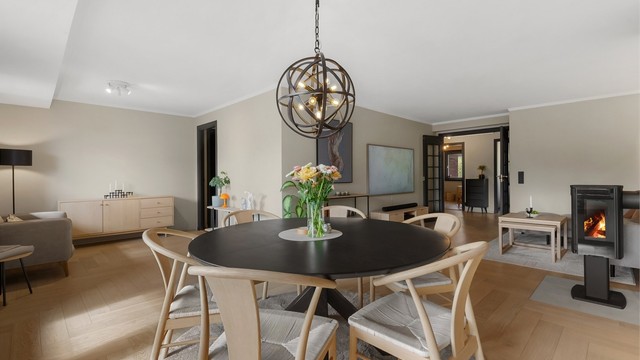 Lys og gjennomgående med både vestvendt terrasse 23 m² og nordøstvendt balkong 7 m² som gir solforhold fra tidlig morgen til sen kveld