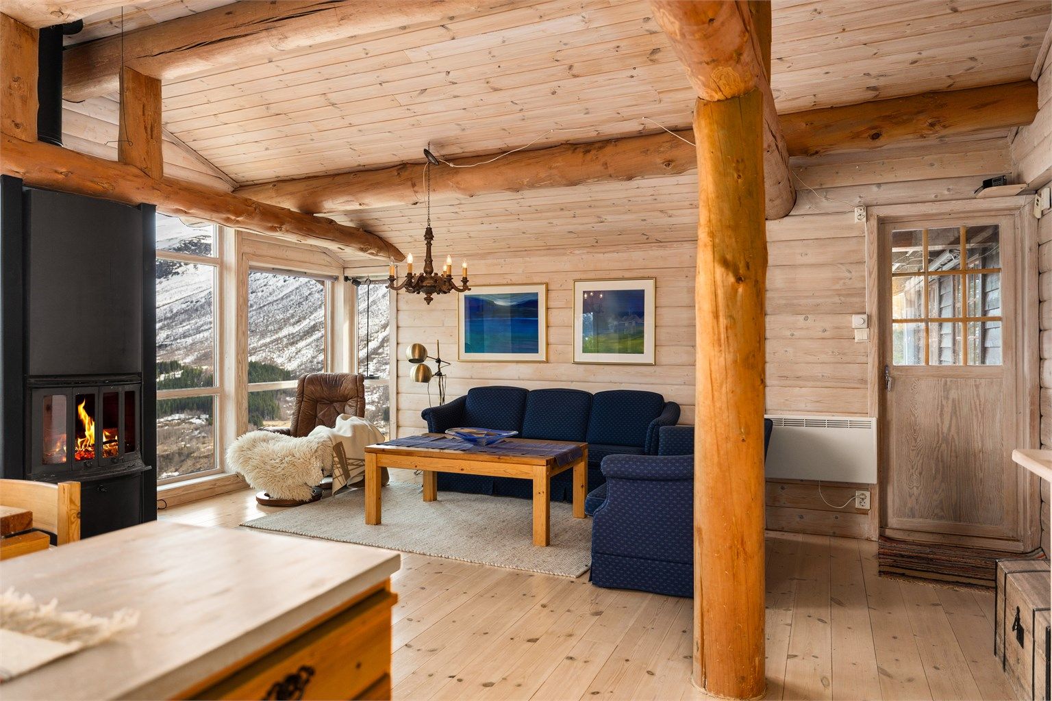 Videre har stuen god plass til egen lounge-gruppe. Legg og merke til at det er direkte utgang fra stuen til terrasseområdet
