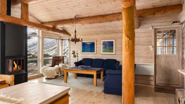 Videre har stuen god plass til egen lounge-gruppe. Legg og merke til at det er direkte utgang fra stuen til terrasseområdet