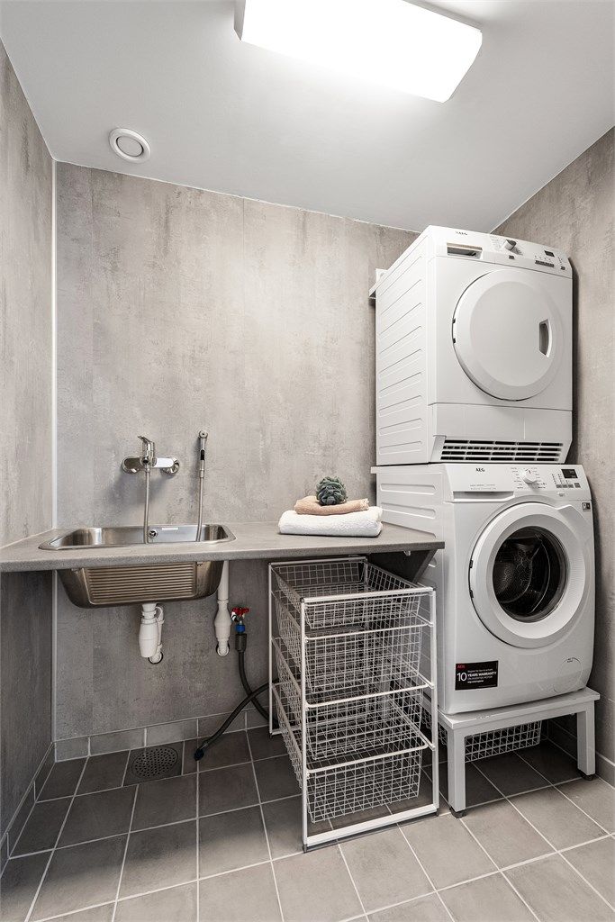 Praktisk, separat vaskerom med flislagt gulv fra 2024, gulvvarme og opplegg for vaskesøyle