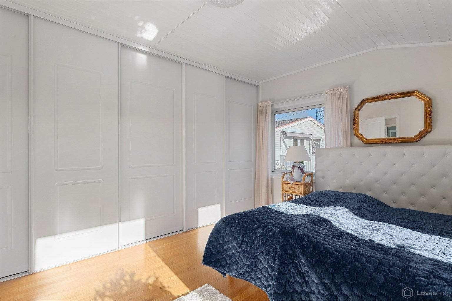 En stor skyvedørsgarderobe gir rikelig med oppbevaringsplass.