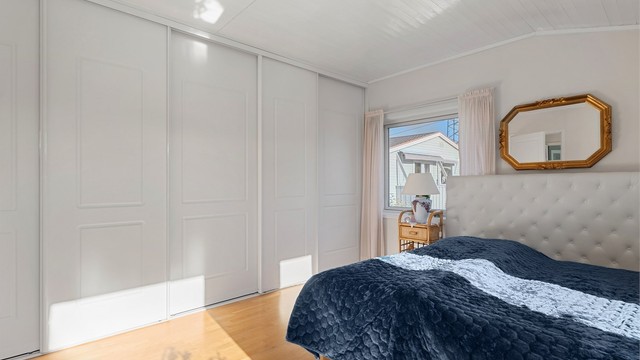 En stor skyvedørsgarderobe gir rikelig med oppbevaringsplass.