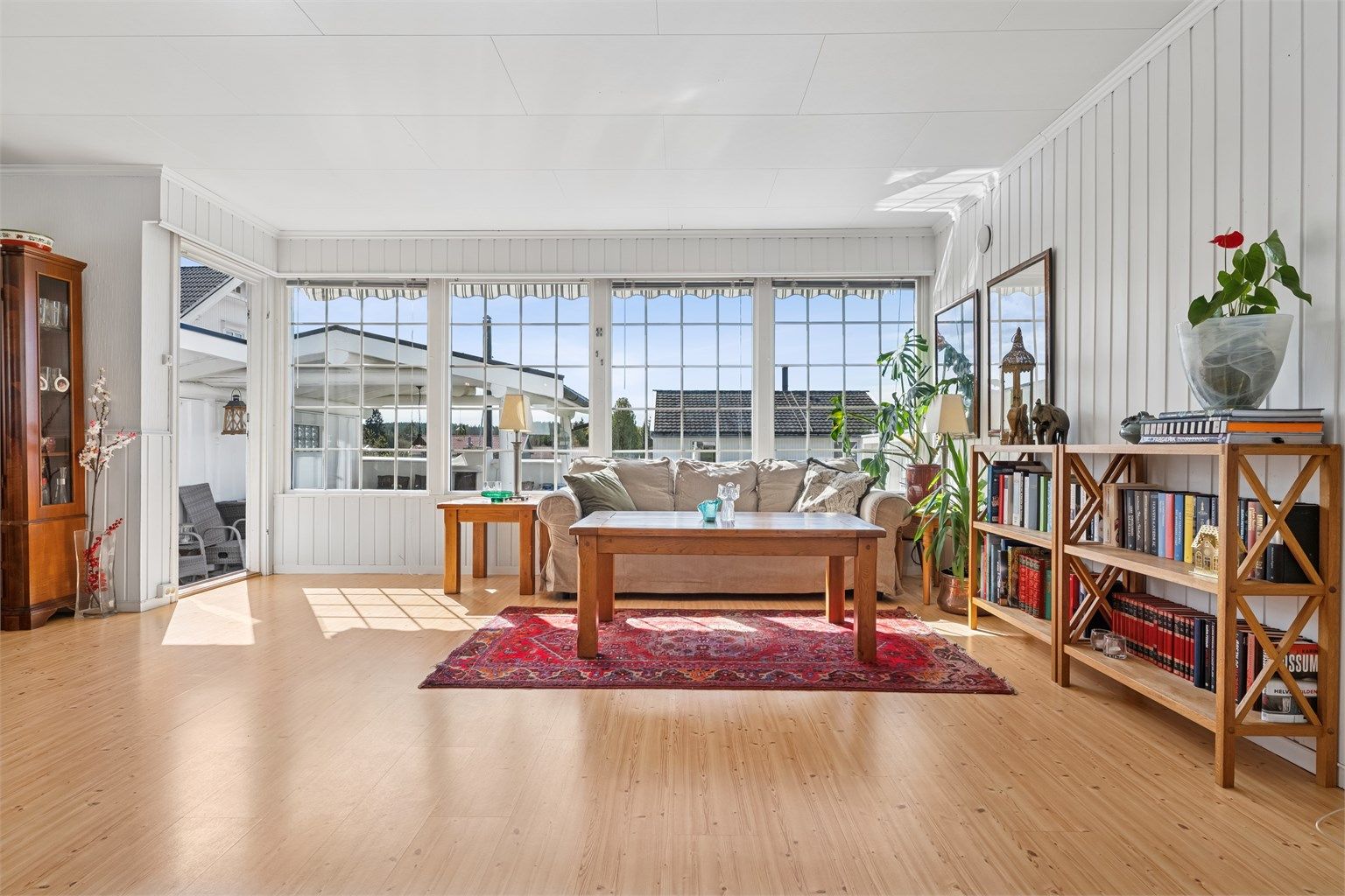 Stor og lys stue med god plass til både sofakrok og spisebord.